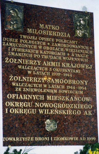 KKE 4904.jpg - Fot. Tablica pamiątkowa. Poświecona żołnierzom AK okręgu Nowogródzkiego, Łódź – kościół garnizonowy, lata 90-te XX wieku.